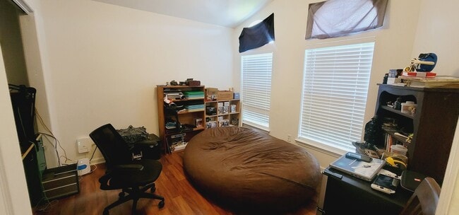 Building Photo - MODERN 3/2 w/ Garage, Fenced Yard, Washer/...
