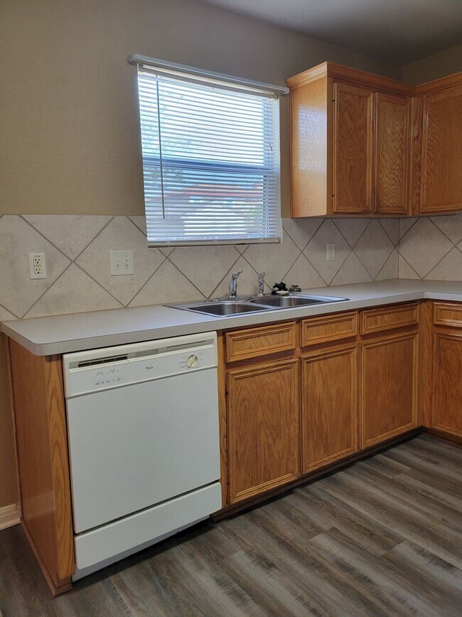 Building Photo - 2611 Echo Dr