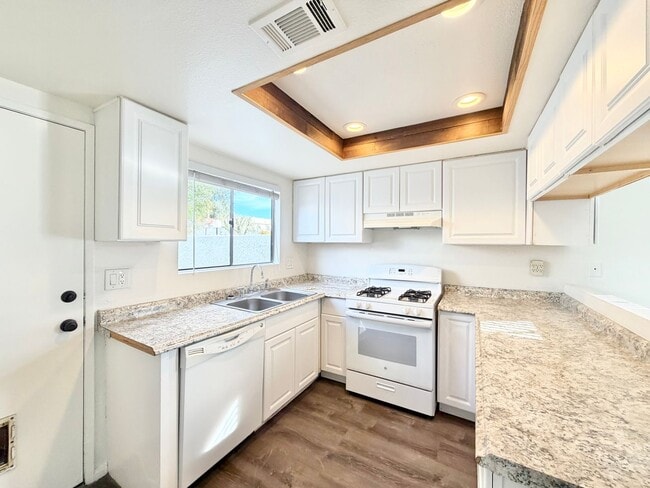 Building Photo - AVAILABLE NOW!! 2 Bedroom 2 Bathroom Condo in Rancho Mirage!