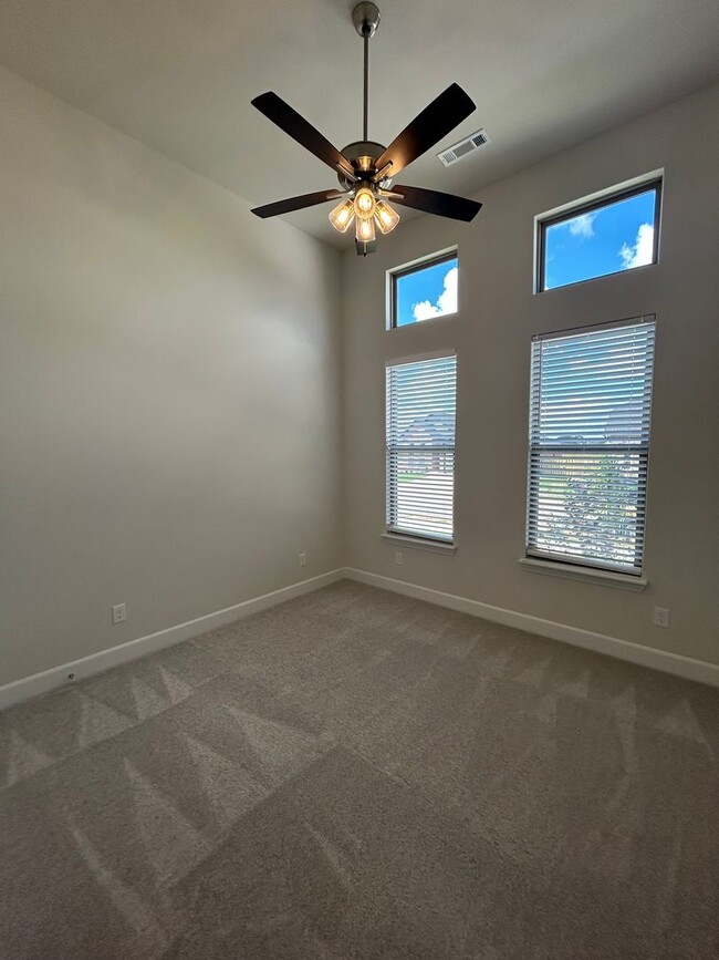 Building Photo - Brand New 4 bed 2.5 bath Modern Build in P...