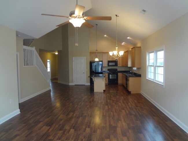 Building Photo - Luxurious and Spacious Home