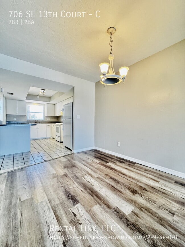 Building Photo - 706 SE 13th Ct