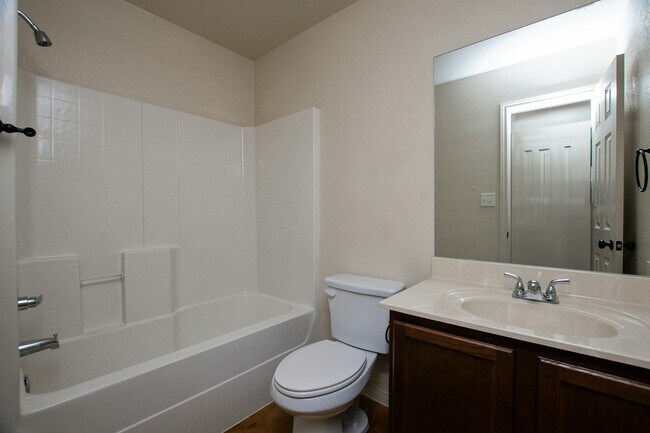 Building Photo - 613 Kendra Dr