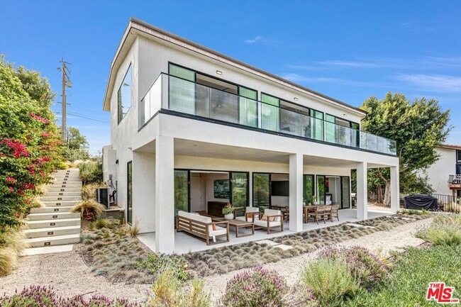 Building Photo - 6656 Dume Dr