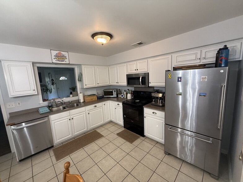 Building Photo - 208 Tanglewood Ave