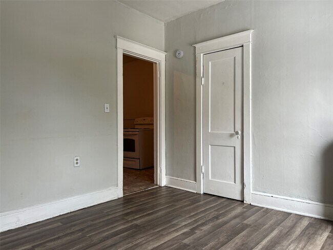 Building Photo - 272 Main St