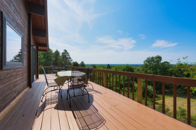 Building Photo - Three Bedroom Home in Hartford