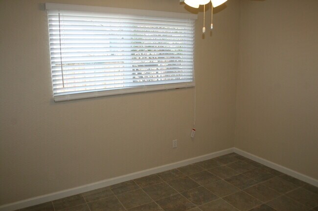 Building Photo - 525 Goodman St