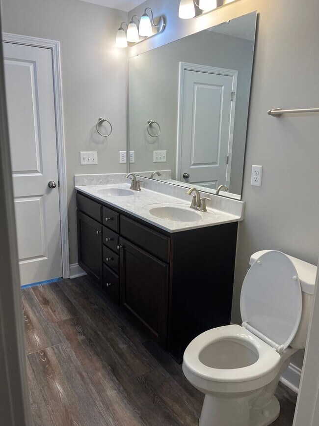 Building Photo - Large home, Pet friendly