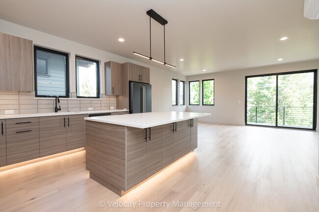 Building Photo - Luxury Westside Townhome!