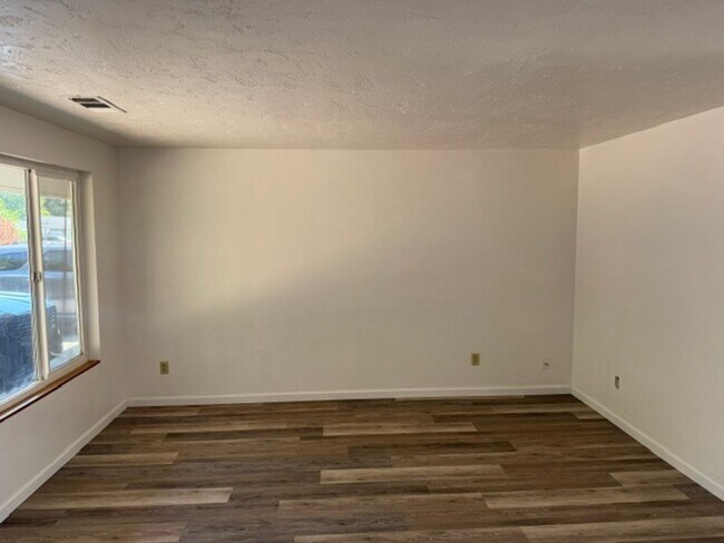 Building Photo - 610 Platt Pl