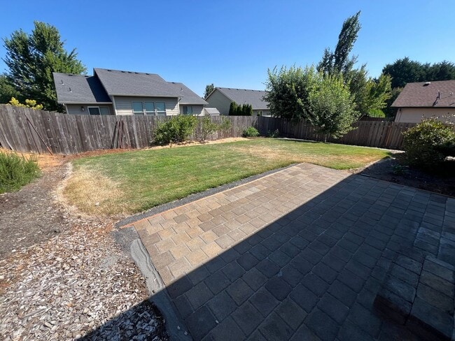 Building Photo - Well Maintained Three Bedroom Home in Sout...