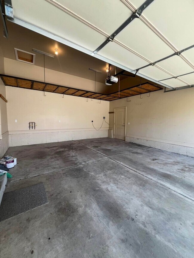 Building Photo - 2049 Sunflower Ln