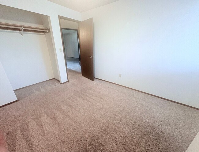 Building Photo - Charming Puyallup Home – Spacious & Updated