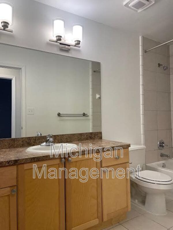 Building Photo - 2735 E Maple Rd