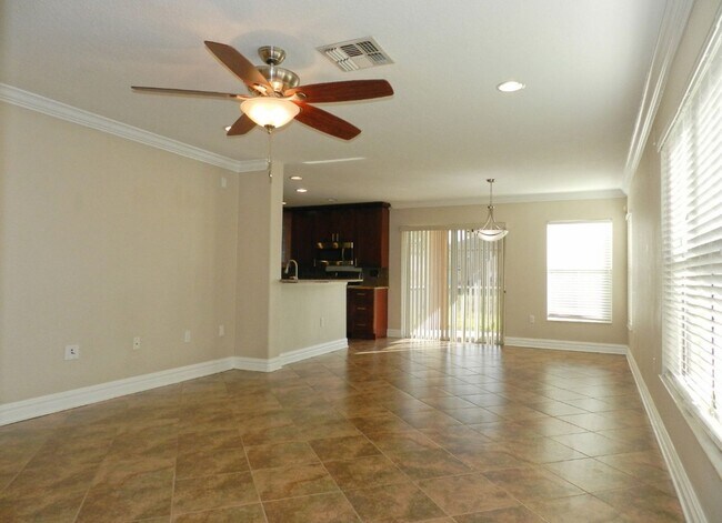 Building Photo - Quality Townhome In Convenient Location!