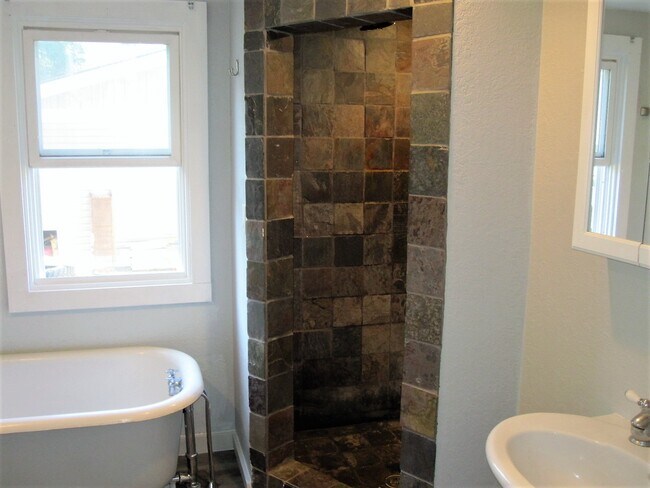 Building Photo - 376 S Pierson Ave