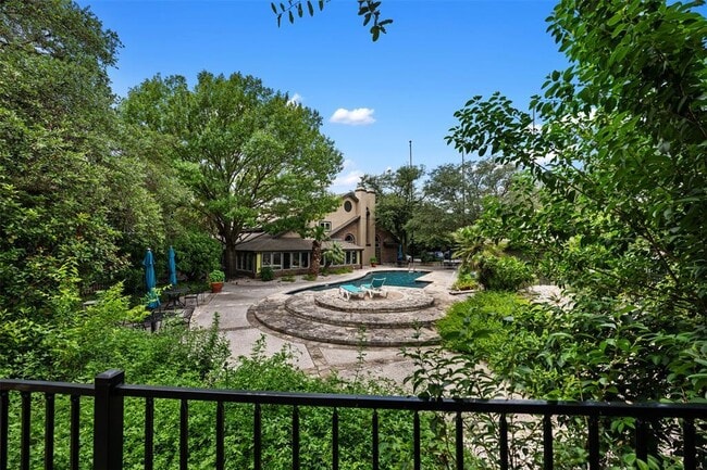 Building Photo - 7685 Northcross Dr