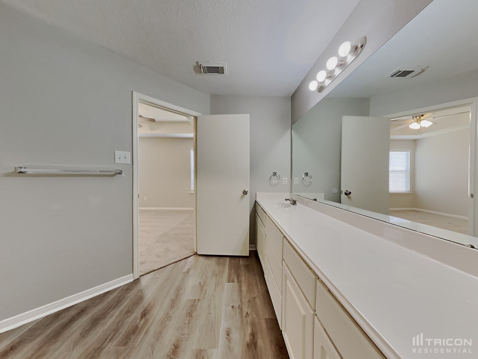 Building Photo - 18515 Knob Hill Lake Ln