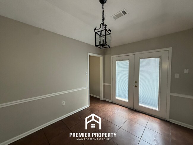 Building Photo - Stunning 3BR/2BA Memphis Home with Vaulted Ceilings & Rustic Fireplace!