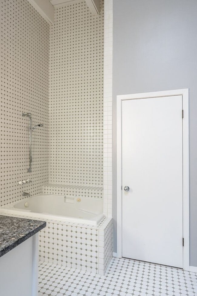 Building Photo - 2bd/1ba Seattle Condo