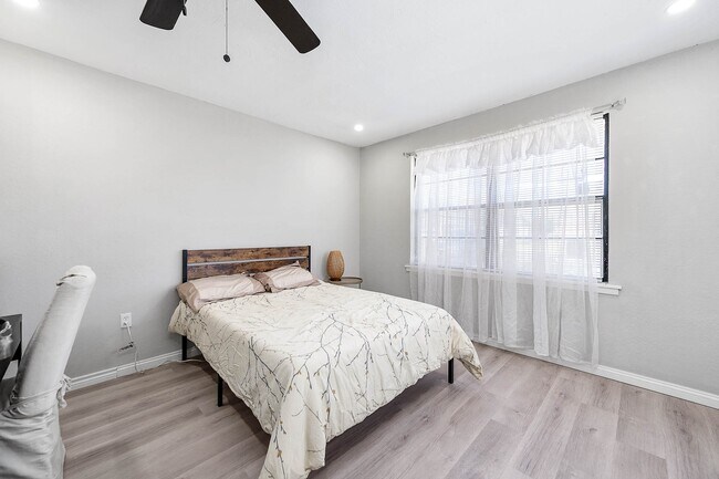 Building Photo - 4356 Phlox St