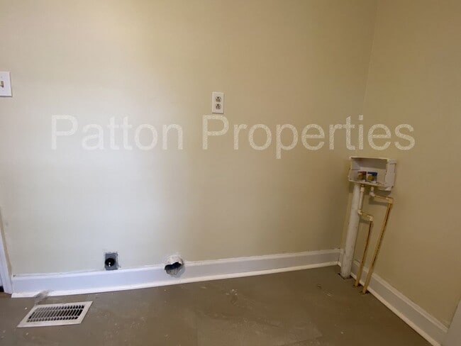 Building Photo - English Heights