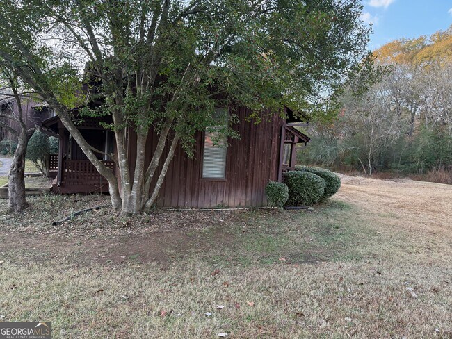 Building Photo - 20 Fairway Ln