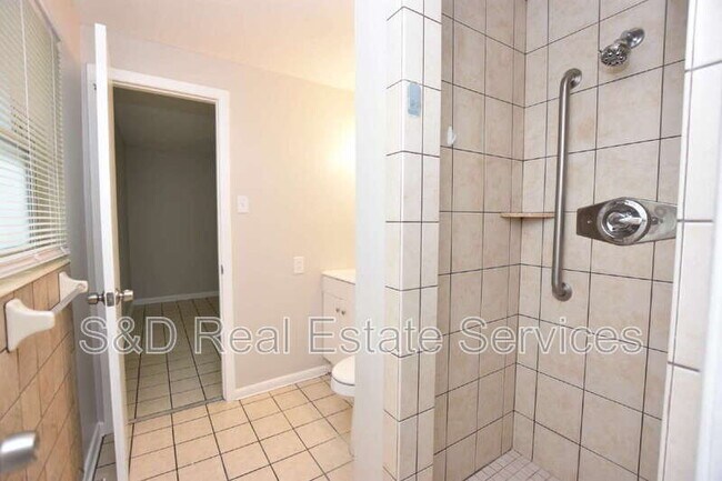 Building Photo - 1424 Phyllis St