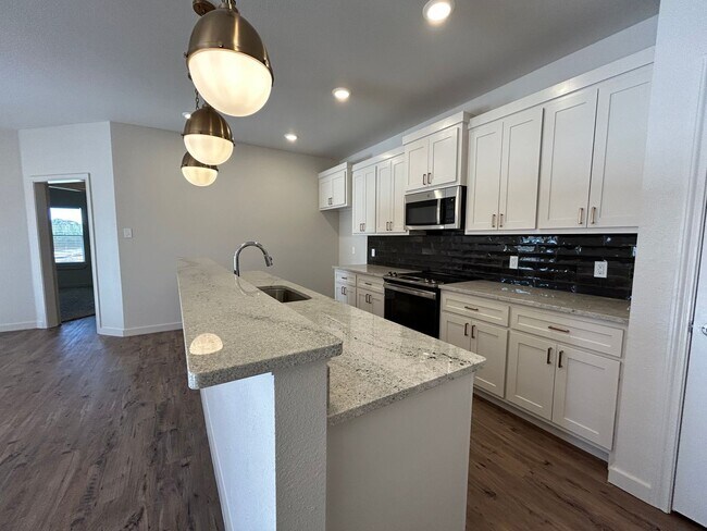 Building Photo - Luxury Townhome in Abbey Glen Community!