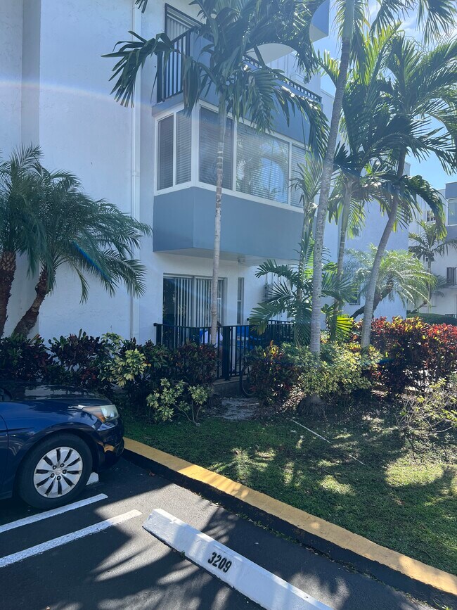 Building Photo - 2498 SW 17th Ave