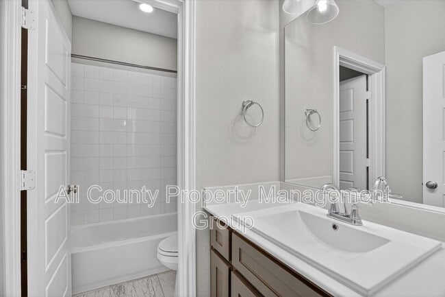 Building Photo - 6330 Oakbend Cir