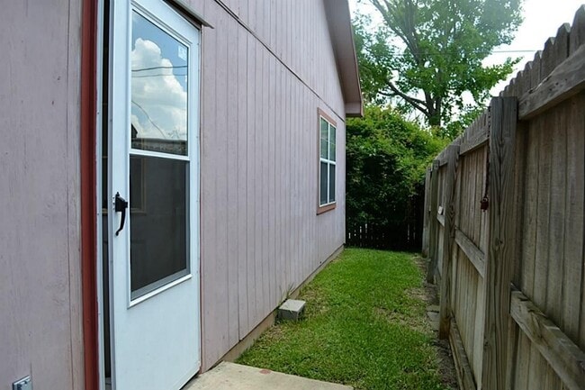 Building Photo - 838 Tangle Oaks Dr