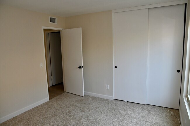 Building Photo - 10575 Canyon Lake Dr