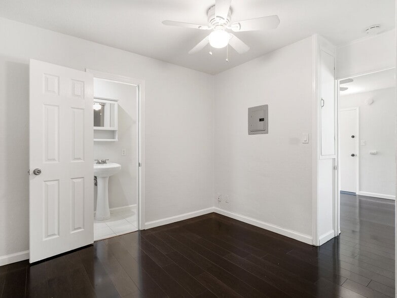 Building Photo - 1911 Church St