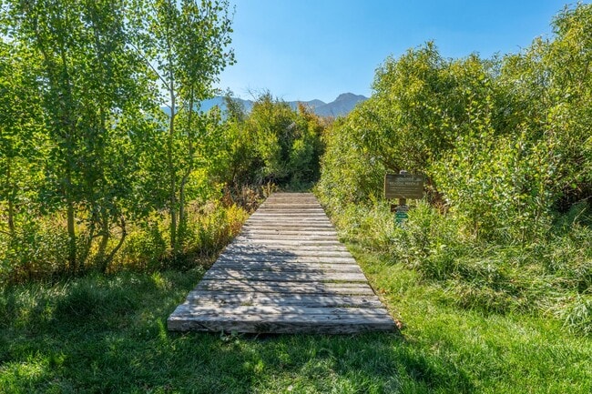 Building Photo - Spacious Snowcreek III Condo – Winter Rental