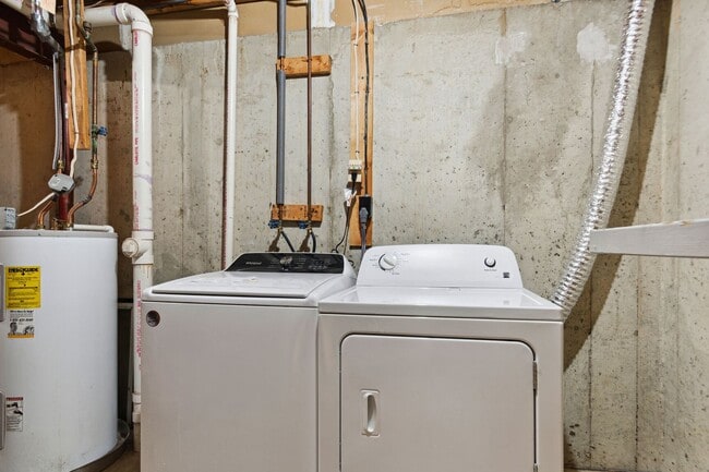 Building Photo - Spacious 3br Townhome with Deck& Patio. Re...