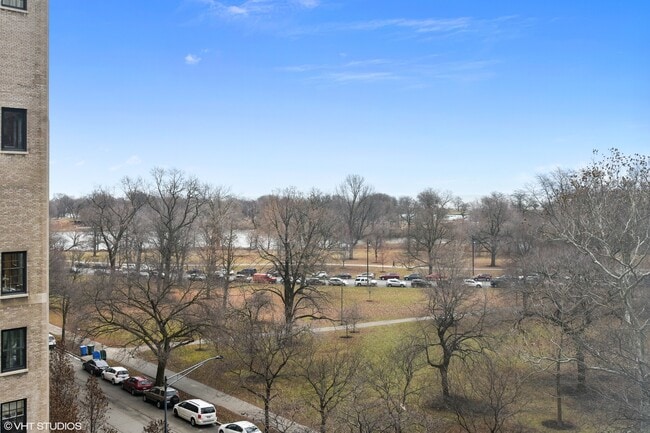 Building Photo - 2400 N Lakeview Ave