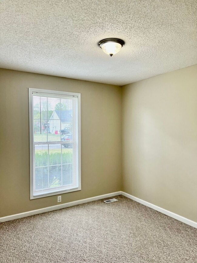 Building Photo - AVAILABLE NOW! 3 Bedroom Home Available of...