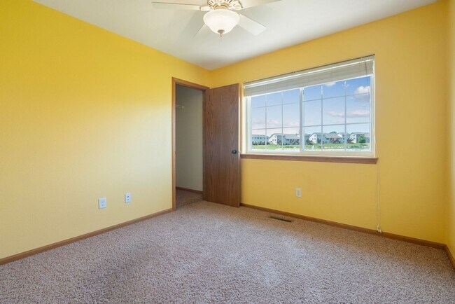 Building Photo - 4925 Algonquin Dr