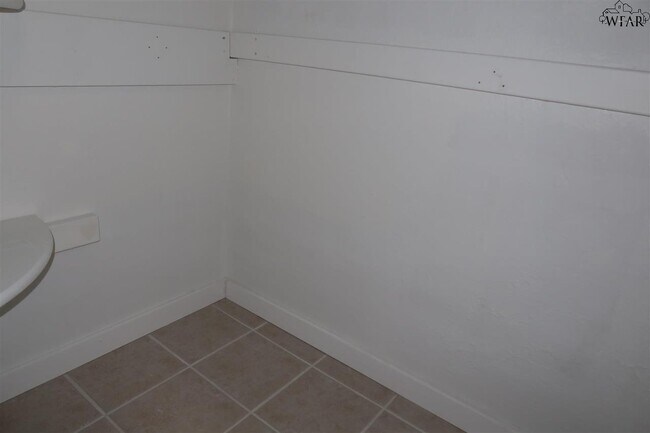 Building Photo - 5030 Edgecliff Dr