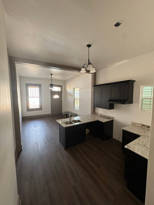 Building Photo - 1844 Painters St