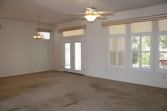 Building Photo - 5812 Sandlewood Way