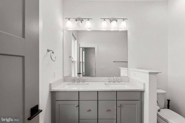 Building Photo - 921 Grundy St