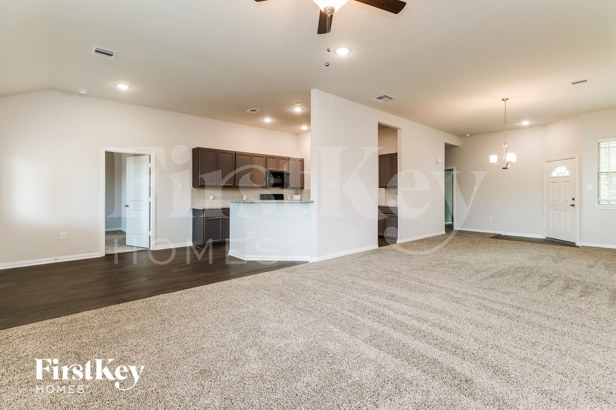 Building Photo - 14735 Country Club Dr