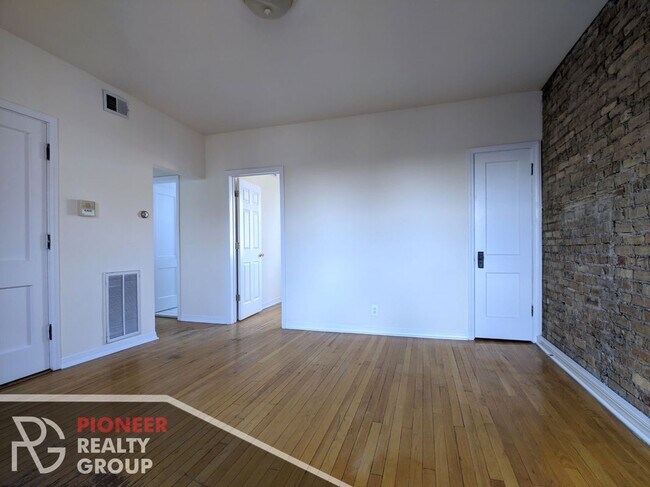 Building Photo - 3042 N Whipple St