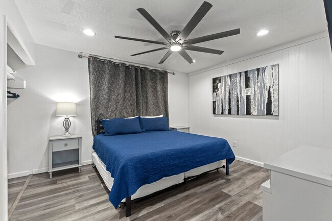 Building Photo - 4000 Gulf Terrace Dr