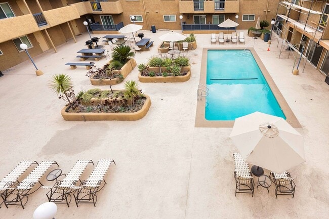 Building Photo - Gated Community 2 Bedroom 2 Bath Condo