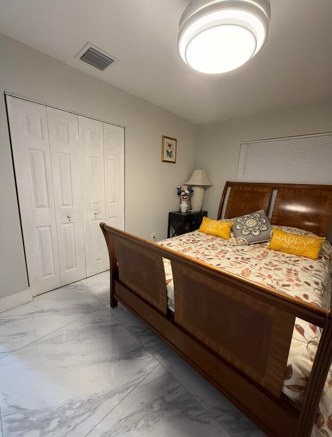 Building Photo - 1082 SW Bellevue Ave