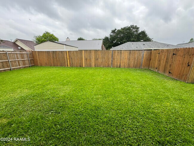Building Photo - 109 Sugarcreek Dr